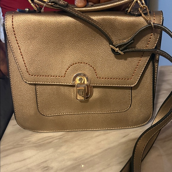 Elegant Gold Handbag - Picture 1 of 3